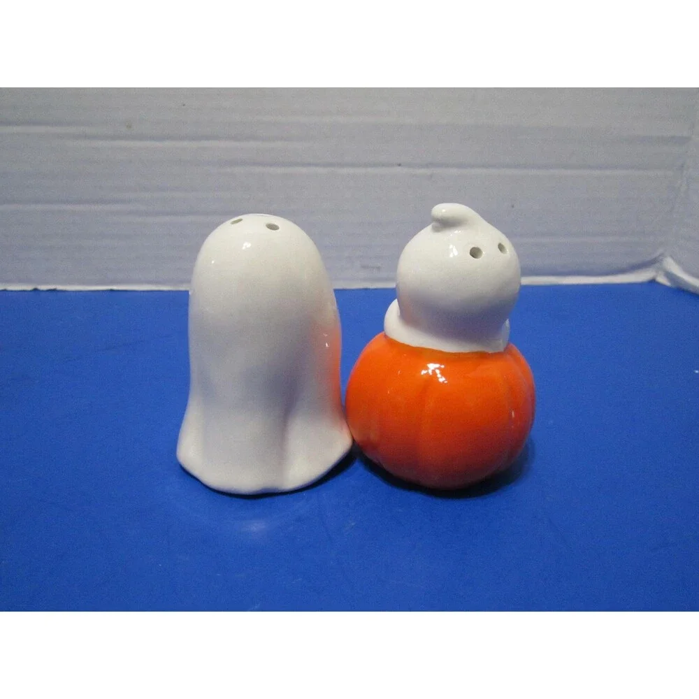 NEW Halloween Ghosts Salt & Pepper Shaker Fall Decor  Boos n Bones Ceramic